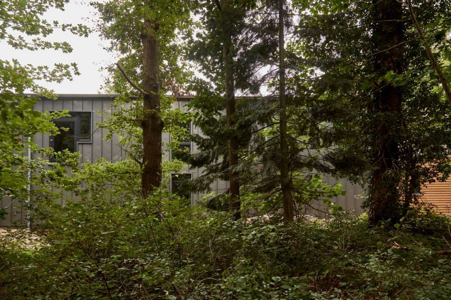 Stahlprofile und Holzschalung gestalten geschmackvolle Fassade, Geibelstraße 18, 23611 Bad Schwartau